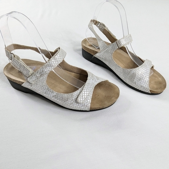 Munro Silver Metallic Snake Print Short Wedge Comfort Sandals - Picture 1 of 7